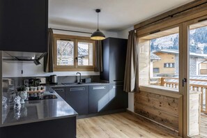 Fridge, oven, stovetop, dishwasher