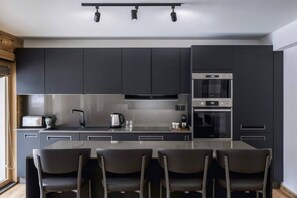 Fridge, microwave, oven, stovetop - Ocma1 - Somptueux 6pax | Central | Parking | Confort (Chamonix-Mont-Blanc)