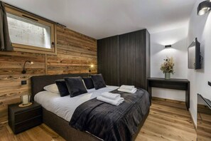 2 bedrooms, desk, iron/ironing board, WiFi