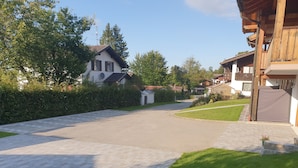 Una calle residencial con aceras pavimentadas y casas.