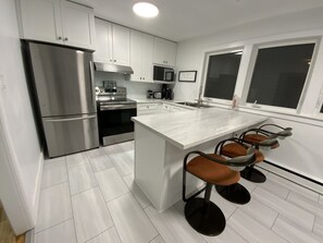 Geladeira, micro-ondas, fogão, cooktop