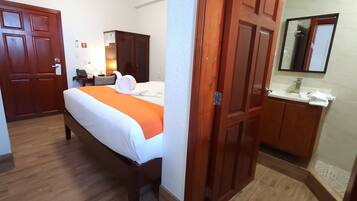 Deluxe King Room | Baño | Ducha y cabezal de ducha tipo lluvia