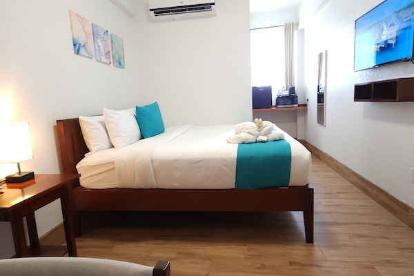 Hochwertige Bettwaren, Zimmersafe, individuell dekoriert