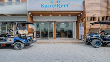 Vista frontal de la propiedad