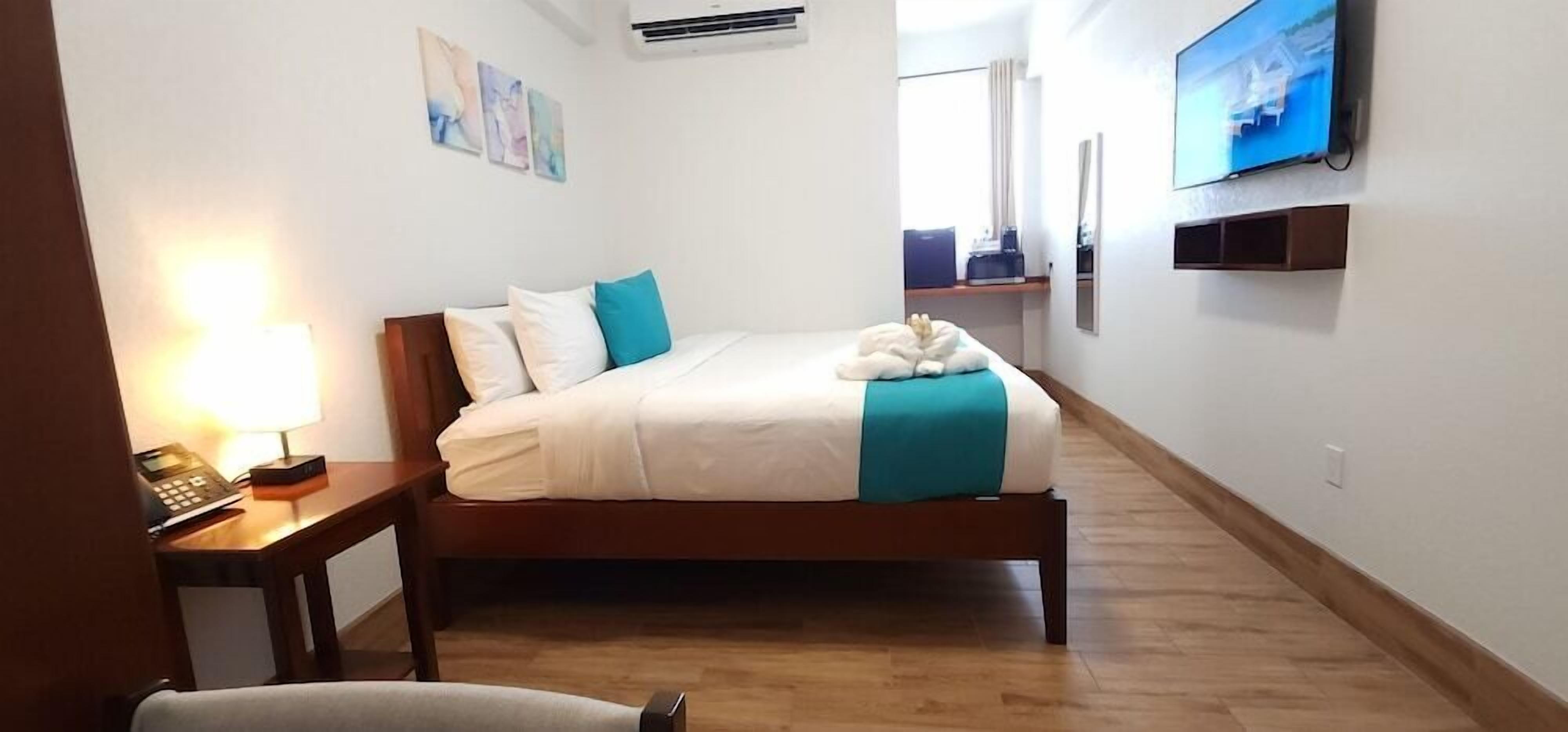 Ropa de cama de alta calidad y caja de seguridad en la habitación 