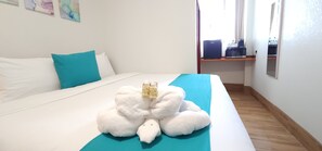 Deluxe King Room | Premium bedding, in-room safe, individually decorated - Voyager Sun & Reef Hotel (San Pedro)