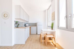 Fridge, microwave, stovetop, coffee/tea maker - MaisonMars Le Cosy Blancarde (Marseille)