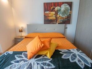 2 bedrooms, travel crib, free WiFi, bed sheets