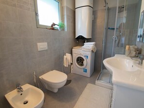Shower, bidet, towels, toilet paper - EnjoyIseoLake - Van Gogh - Parzanica (Parzanica)