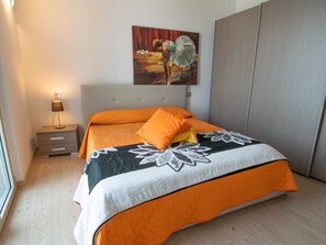2 bedrooms, travel crib, free WiFi, bed sheets