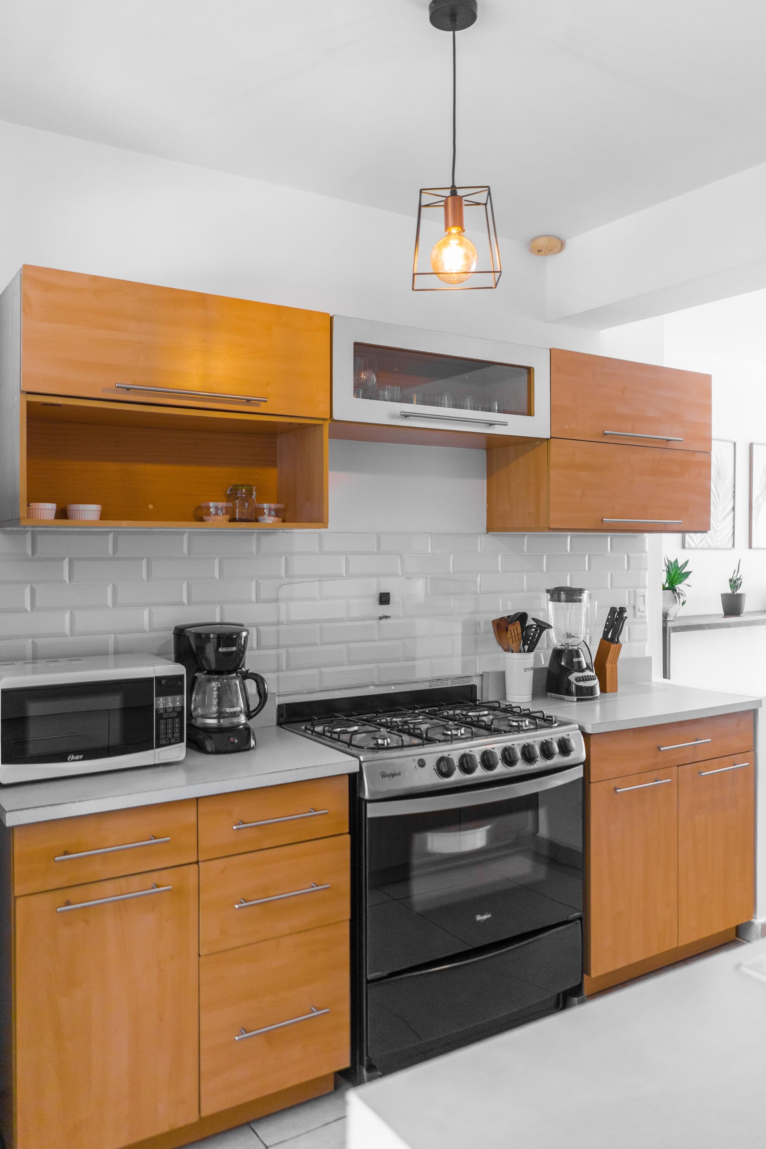 Geladeira, micro-ondas, fogão, cafeteira/chaleira