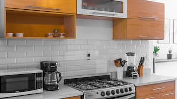 Geladeira, micro-ondas, fogão, cafeteira/chaleira