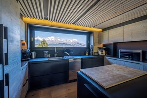 Een koelkast, een magnetron, een oven, een kookplaat