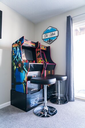 Eine Retro-Spieluhr mit einer Neonreklame mit der Aufschrift "Skid Utah" und einem Schild "Midway Classic Arcade".