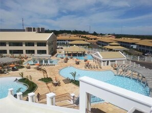 A resort with multiple swimming pools, sun loungers, and a covered pavilion. - Lacqua Diroma III - BVTUR (Caldas Novas)