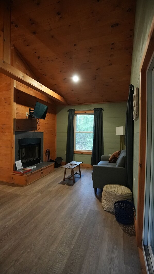 Smart TV, fireplace - Come see our neck of the woods in The Forest Aisle cabin (New Straitsville)