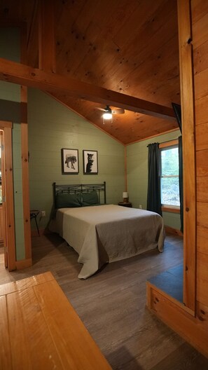 1 bedroom, bed sheets - Come see our neck of the woods in The Forest Aisle cabin (New Straitsville)