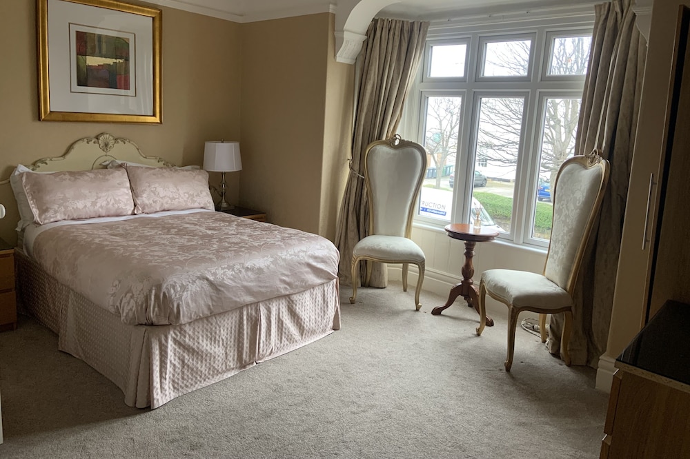 Entire Seaside Home, Sleeps 8, All En-suite Rooms