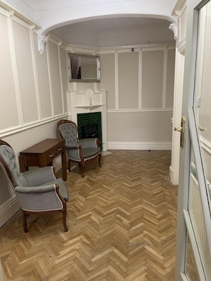 Lobby - Entire Seaside Home, Sleeps 8, All En-suite Rooms (Wallasey)