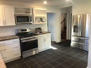 冷蔵庫、電子レンジ、オーブン、コンロ