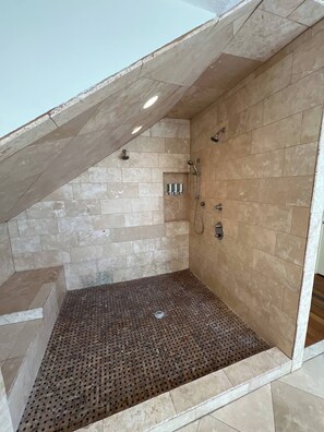 Een douche, gratis toiletartikelen, een haardroger