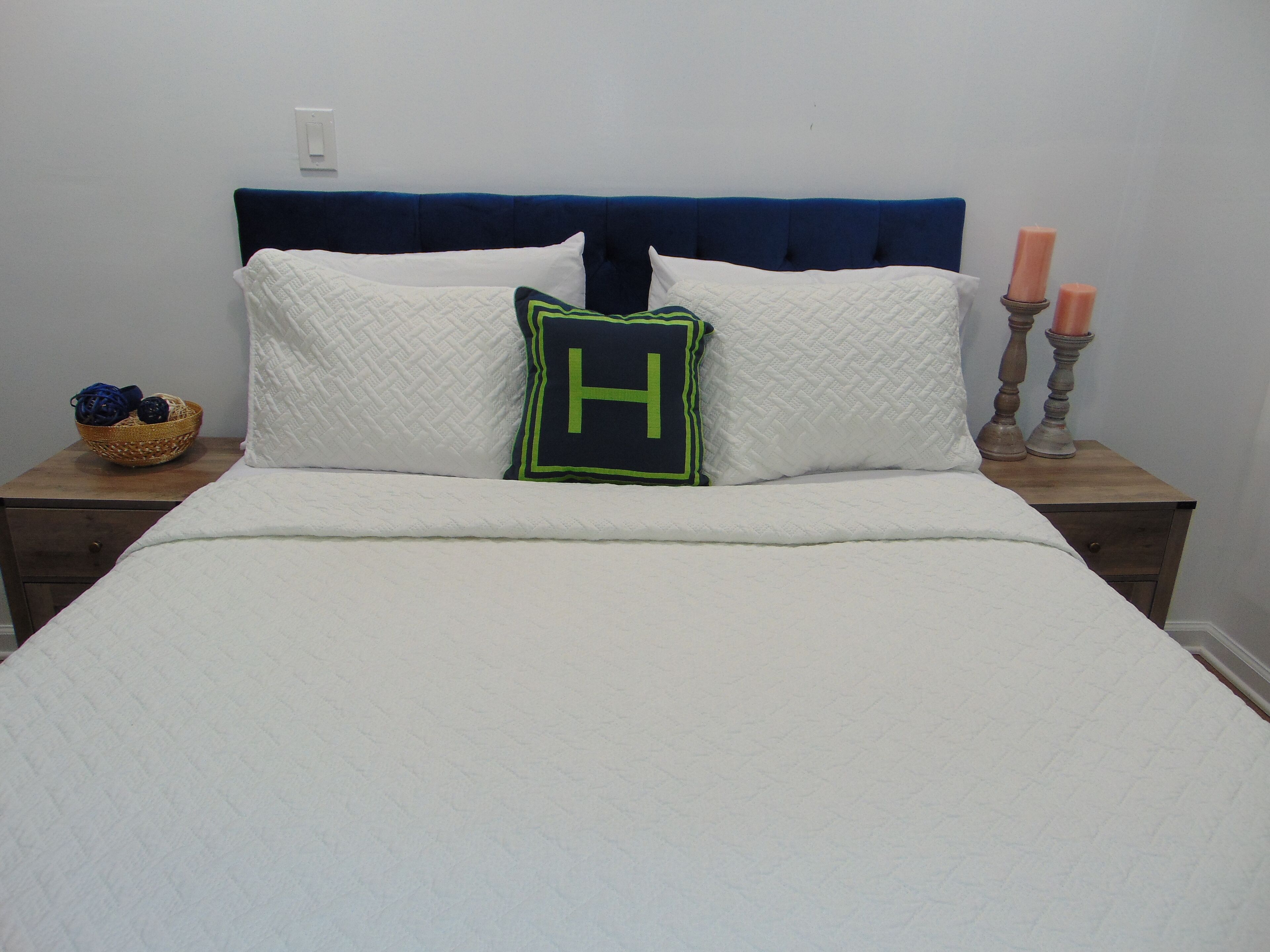 LOVELY 1- BEDROOM APARTMENT WITH FREE PARKING.