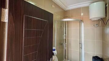Dusche, Haartrockner, Handtücher, Seife
