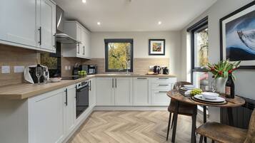 Standard Apartment, Private Bathroom (Apartment Spey) | Private kitchen | Highchair
