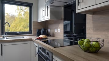 Apartamento superior, banheiro privativo (Apartment Feshie) | Cozinha privada | Cadeirão de bebê