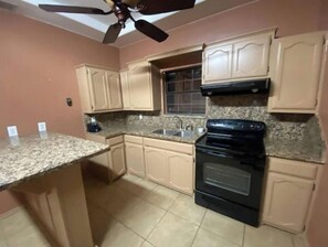 Spisebord og kjøkkenøyer