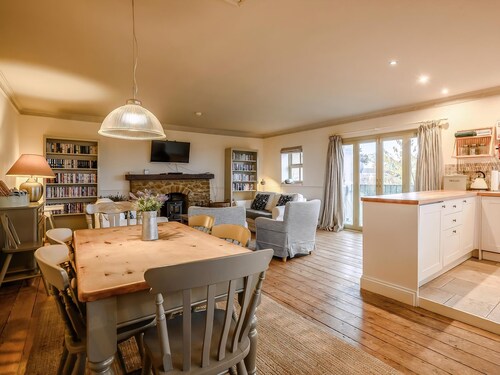 Stylish coastal living with sea views make this a great choice for your break.