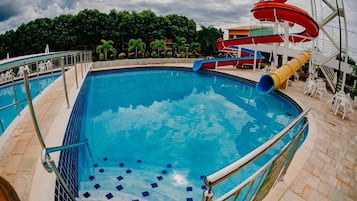 3 hồ bơi ngoài trời