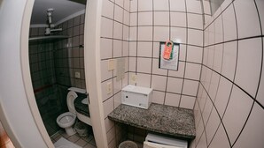 A compact bathroom with a toilet, sink, and shower. - Diroma Fiori Hotel - BVTUR (Caldas Novas)