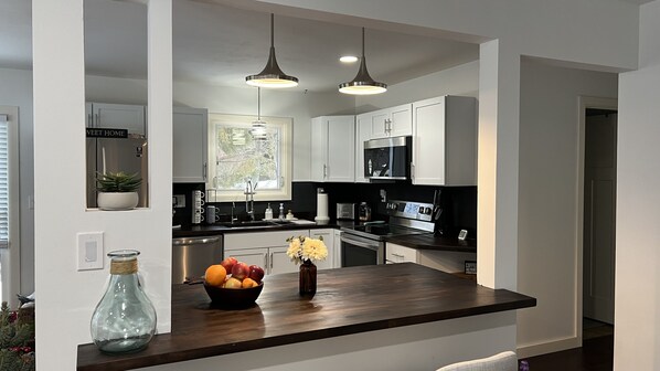 Fridge, microwave, oven, stovetop - Secluded 3 bedroom Villa, Patio, BBQ + EV charger- Sleeps 9 max (Lake Geneva)