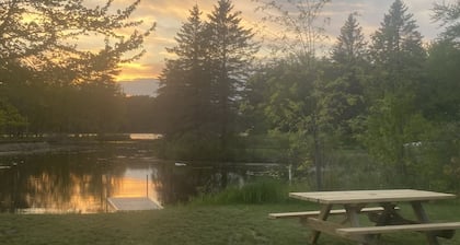 “Otter Getaway”
Cozy Damariscotta Lake Year Round Cottage