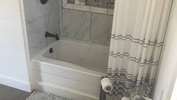 Ensemble douche/baignoire, serviettes fournies, savon, shampoing