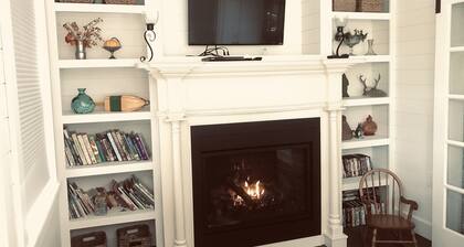 “Otter Getaway”
Cozy Damariscotta Lake Year Round Cottage