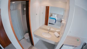 Standaard kamer | Badkamer | Een aparte badkuip en douche, handdoeken