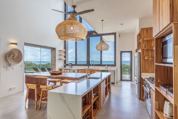 Réfrigérateur, four à micro-ondes, un four, surface de cuisson