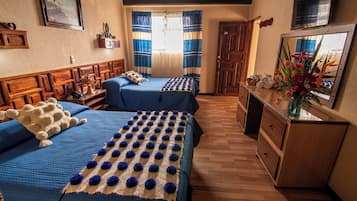 Habitación doble estándar, 2 camas matrimoniales | Escritorio, tabla de planchar con plancha, wifi gratis y ropa de cama