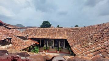 Habitación doble estándar, 2 camas matrimoniales | Vista al patio