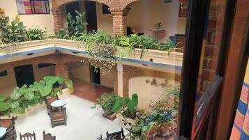 Habitación doble estándar, 2 camas matrimoniales | Vista al patio