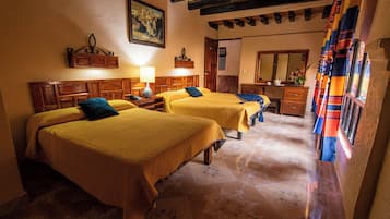 Habitación doble estándar, 2 camas matrimoniales | Escritorio, tabla de planchar con plancha, wifi gratis y ropa de cama