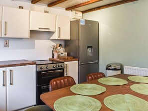 Oven, cookware/dishes/utensils, freezer