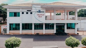 A two-story building with a sign that reads "di Roma International Resort." - Diroma Internacional Resort - BVTUR (Caldas Novas)