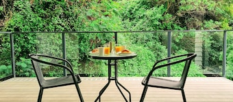 High-quality guesthouse minutes from everywhere! Breakfast included!