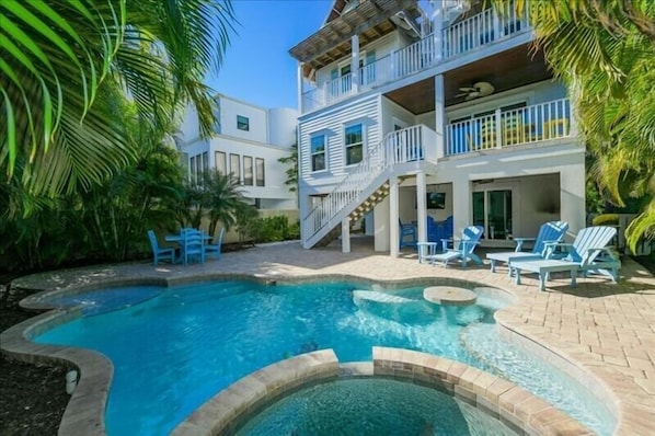 A heated pool - Ocean Walk- 5 bedroom heated pool/spa and 6 houses from the white sandy beach (Anna Maria)
