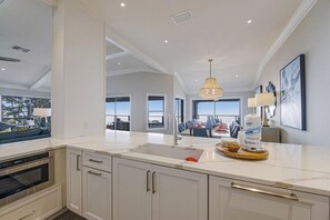 雪櫃、微波爐、焗爐、爐具