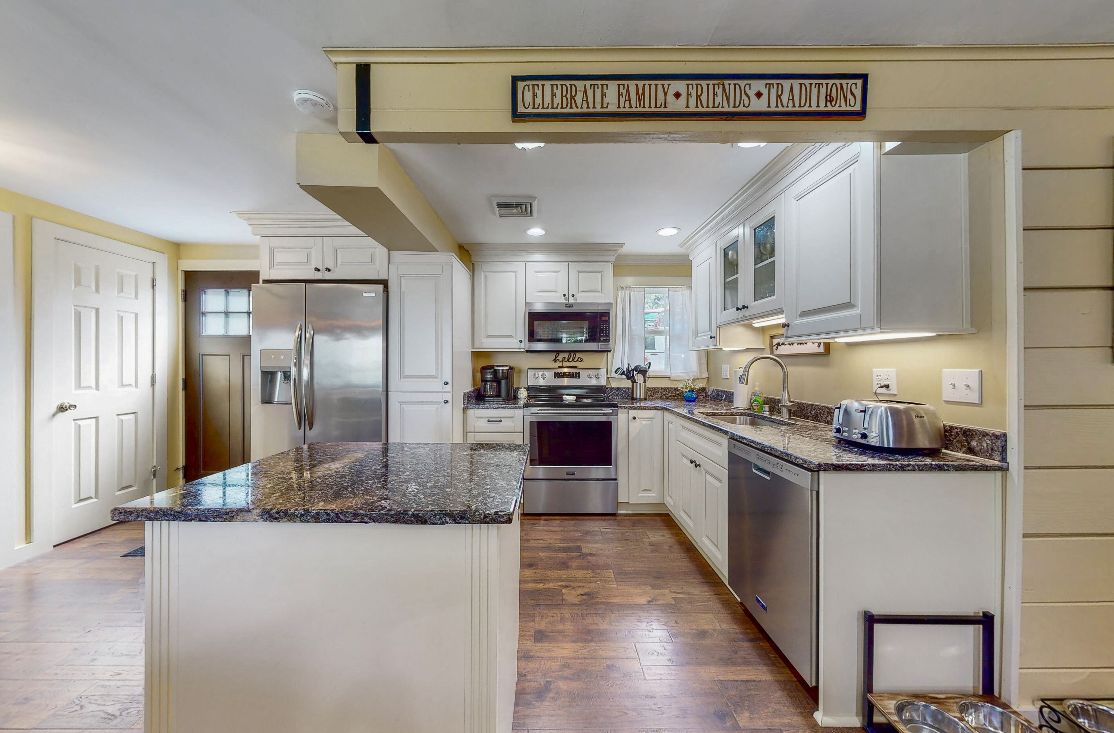 Lake Wallenpaupack Lakefront - 3 bed 2 bath Stunning Views with Hot Tub