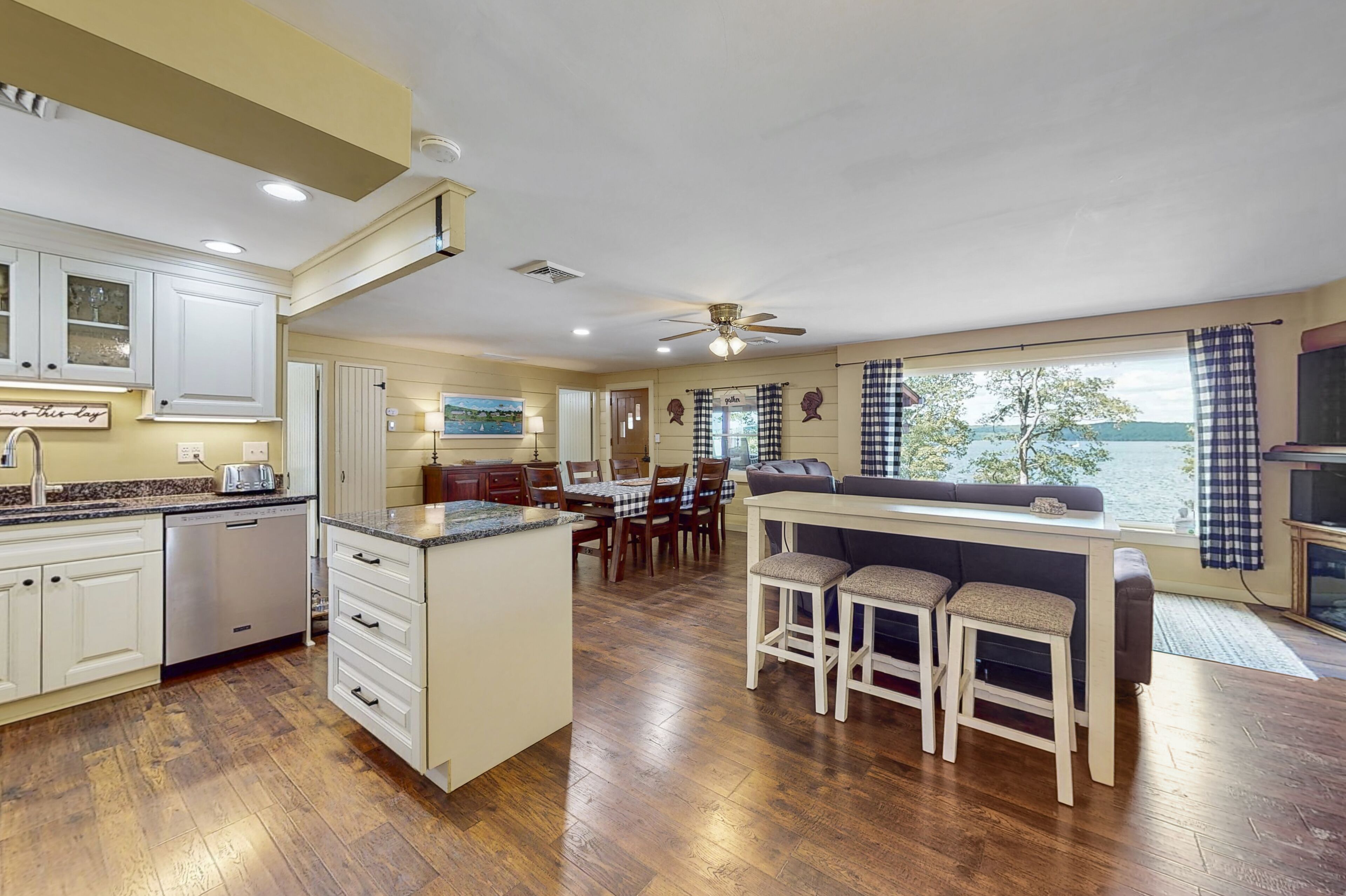 Lake Wallenpaupack Lakefront - 3 bed 2 bath Stunning Views with Hot Tub